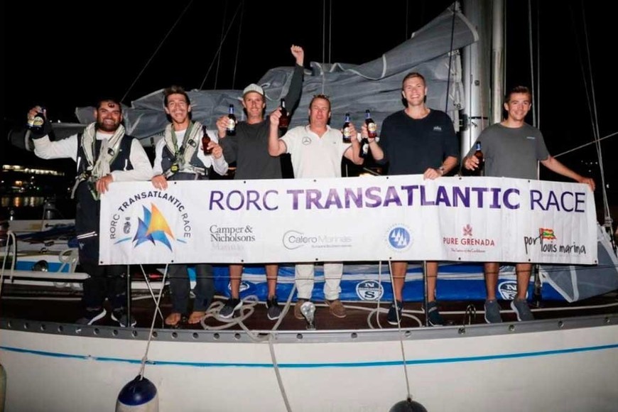 ELLITORAL_433311 |  Gentileza La tripulación del barco chileno  Equinoccio  tras recibir el trofeo en la marina de Granada (Caribe).