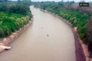 Gentileza Cooperativa de Agua Potable y Otros Servicios de la Ciudad de Tostado. Los canales de riego para actividades agropecuarias están cargados en Santiago del Estero, y el verde de las malezas puebla sus bordes. En cambio, el río Salado que se deja pasar a Santa Fe se ha convertido en un pequeño curso que ya muestra islotes.