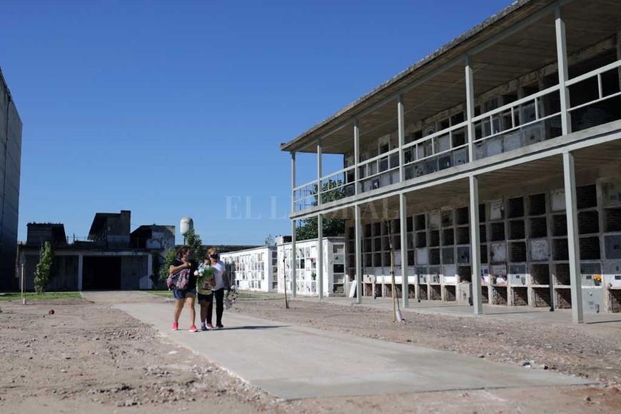 ELLITORAL_351518 |  Gentileza Municipalidad de Santa Fe La galería de la Sección 136 más abierta. Ese sector quedó habilitado para trasladar nichos de otros edificios a reformar.