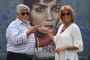 Luis Cetraro Benet y García posando para El Litoral, con el humor con el que llevan adelante su ciclo televisivo.