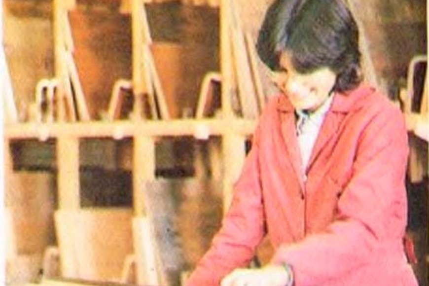 ELLITORAL_354370 |  Imagen extraída de la publicación Pilar un pueblo y sus pianos Patricia Bracamonte, fue fotografiada mientras trabajaba en la fábrica por medios nacionales