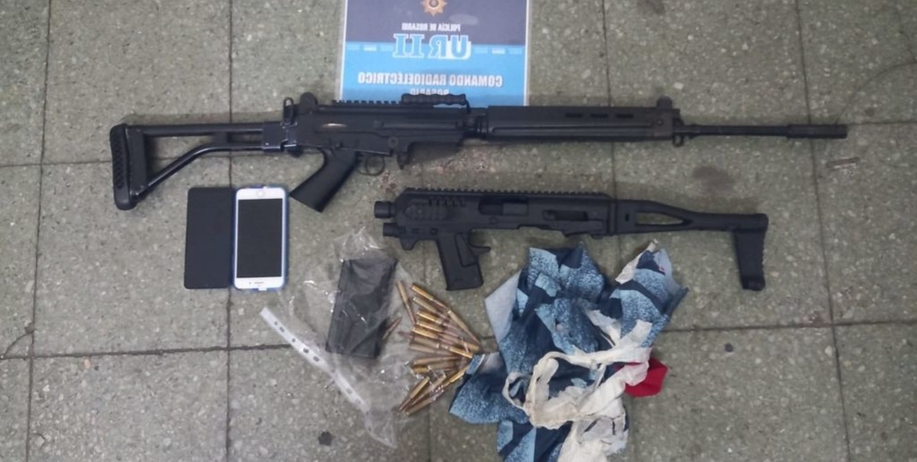 Rosario: detienen a tres adolescentes con un fusil de guerra