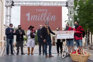 Gobierno de Salta Emanuel y Cristian son parte del millón de turistas que arribaron a la provincia desde todo el país. Destacaron la calidez de la gente, la diversidad de paisajes, la cultura, gastronomía, la calidad y precios de los servicios turísticos.