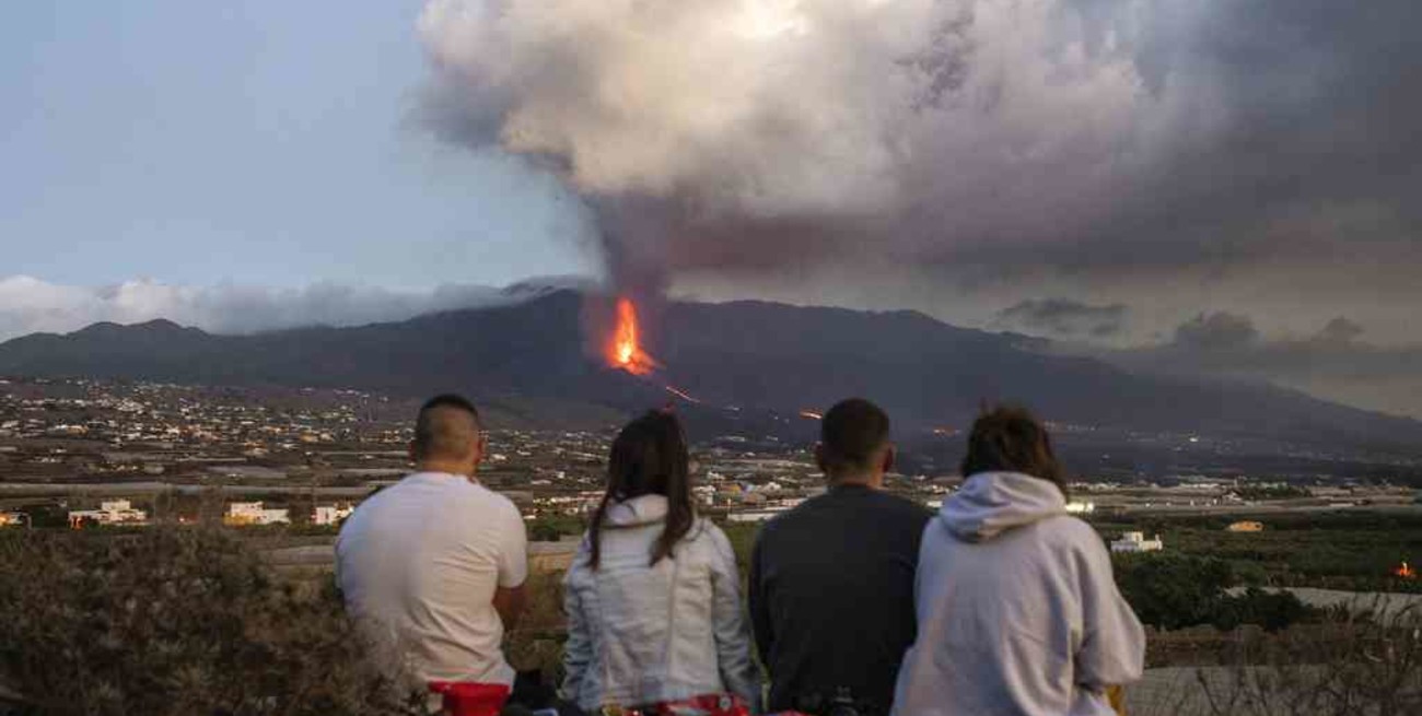 La erupción del volcán Cumbre Vieja en La Palma no cesa y aumenta la altura de las coladas