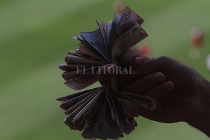 ELLITORAL_425859 |  Mauricio Garín INSTANTÁNEA -  Vendedor de bebidas