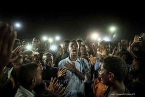 ELLITORAL_296855 |  Yasuyoshi Chiba, de la agencia AFP El fotógrafo japonés ha sido galardonado con el World Press Photo 2020 por su instantánea titulada Straight Voice (Voz directa) tomada durante un apagón en Jartum (Sudán) en junio de 2019.