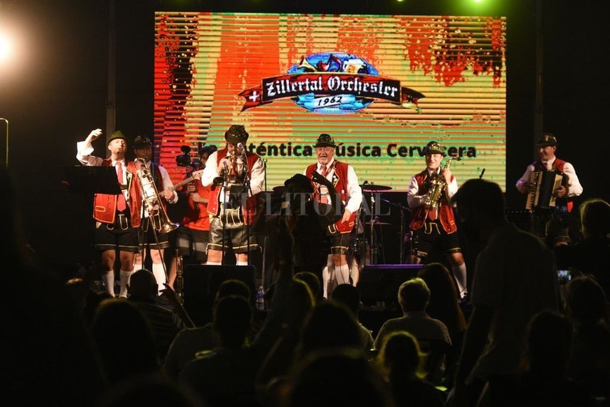 ELLITORAL_433603 |  Manuel Fabatía La Zillertal Orchester, actuando en la Casa de los Gobernadores