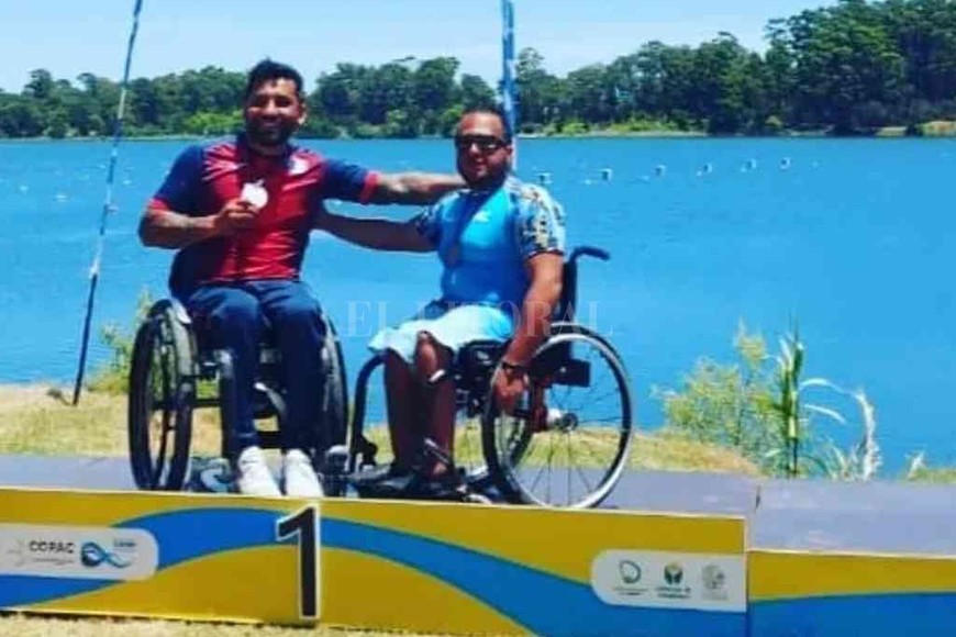 ELLITORAL_426299 |  Gentileza La foto que habla. La imagen de Facundo Sánchez Man en el podio del Lago Calcagno en Uruguay: se colgó la medalla de bronce en el podio del paracanotaje. Una historia de esfuerzo y superación para aplaudir