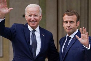 ELLITORAL_414313 |  Gentileza Joe Biden y Emmanuel Macron, reunidos en la ciudad de Roma. Limaron asperezas en la relación entre EE.UU. y Francia.