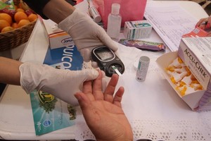 ELLITORAL_214661 |  Archivo El Litoral / Guillermo Di Salvatore Para controles de glucemia: expertos sugieren utilizar los dedos medio, el anular y el meñique. No usar los dedos  pinza  (los más utilizados para asir, como son el pulgar y el índice) y pinchar por el costado. Es que si pinchan las yemas estarán afectando una de las zonas más sensibles y con más terminales nerviosos del cuerpo.