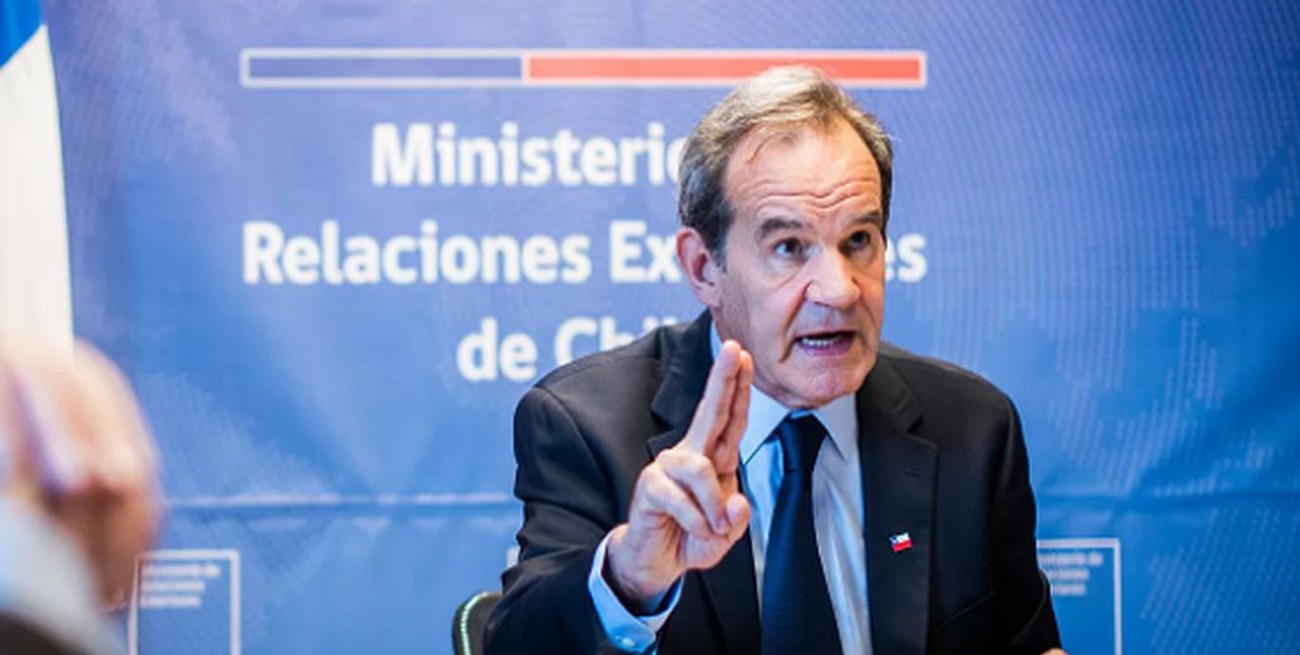 Escándalo en Chile: el Canciller viajó a España y lo acusan por "abandono de funciones"