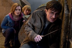 ELLITORAL_260154 |  Archivo El Litoral / Warner Bros. Pictures El actor Daniel Radcliffe tiene a su cargo el papel de Harry Potter, en la serie de películas que llevaron a la pantalla grande las novelas de Rowling. Aquí, una secuencia de  Harry Potter and the Deathly Hallows II  que se estrenó en 2011.