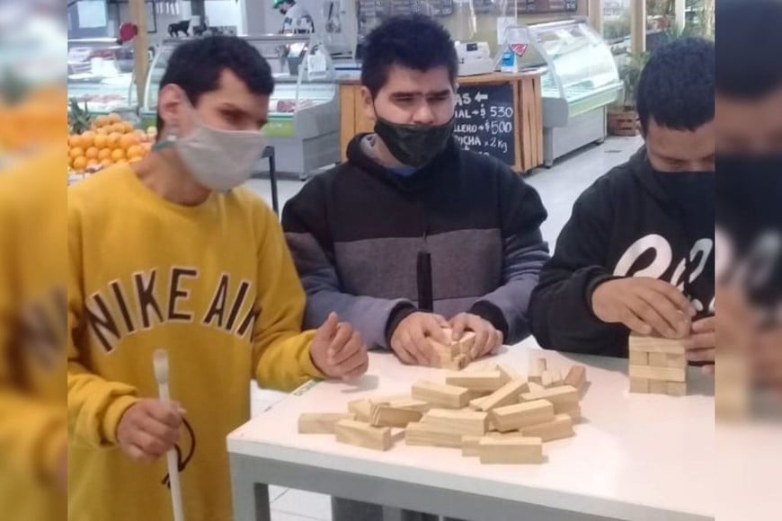 ELLITORAL_433940 |  Facebook Nueva Cultura Los juegos que demandan el dominio de las manos y de los sentidos, otra de las actividades terapéuticas.