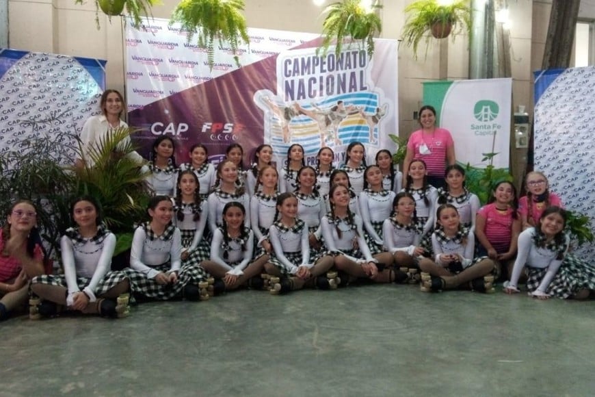 ELLITORAL_416236 |  Gentileza Vanguardia es dirigido por las entrenadoras Melina Mateos y Natalia Mateos. En la foto, el equipo de competiciòn infantil.