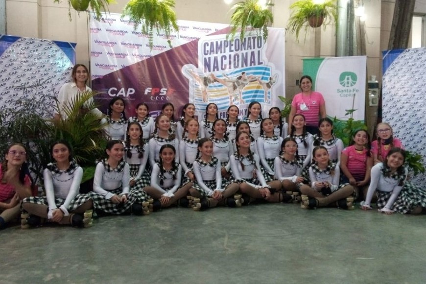 ELLITORAL_416236 |  Gentileza Vanguardia es dirigido por las entrenadoras Melina Mateos y Natalia Mateos. En la foto, el equipo de competiciòn infantil.