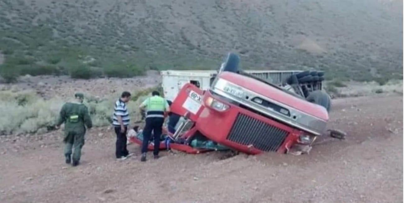 Video: increíble vuelco de un camión tras sobrepasar a otro en Mendoza