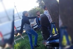 ELLITORAL_434670 |  Captura de video En uno de los videos aportados a la justicia, se puede ver un joven blandiendo una cuchilla y otro con una cadena en el puño, a la salida de la fiesta.
