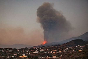 ELLITORAL_408519 |  Captura de pantalla La columna de ceniza, sobre el volcán Cumbre Vieja, en La Palma (España)
