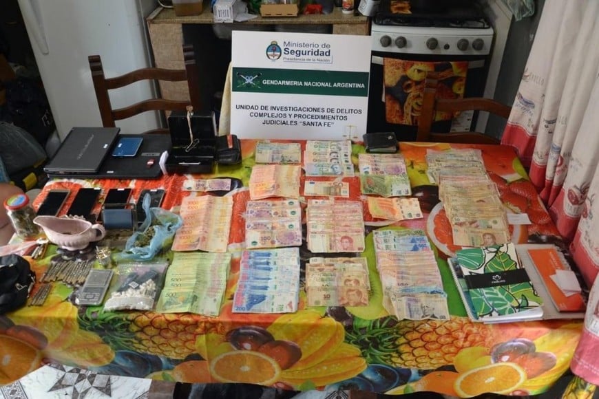 ELLITORAL_408962 |  Prensa GNA Fueron secuestradas balanzas de precisión, dosis de cocaína y marihuana, teléfonos celulares, más de 240.000 pesos en efectivo y los 28.609 tubos plásticos.