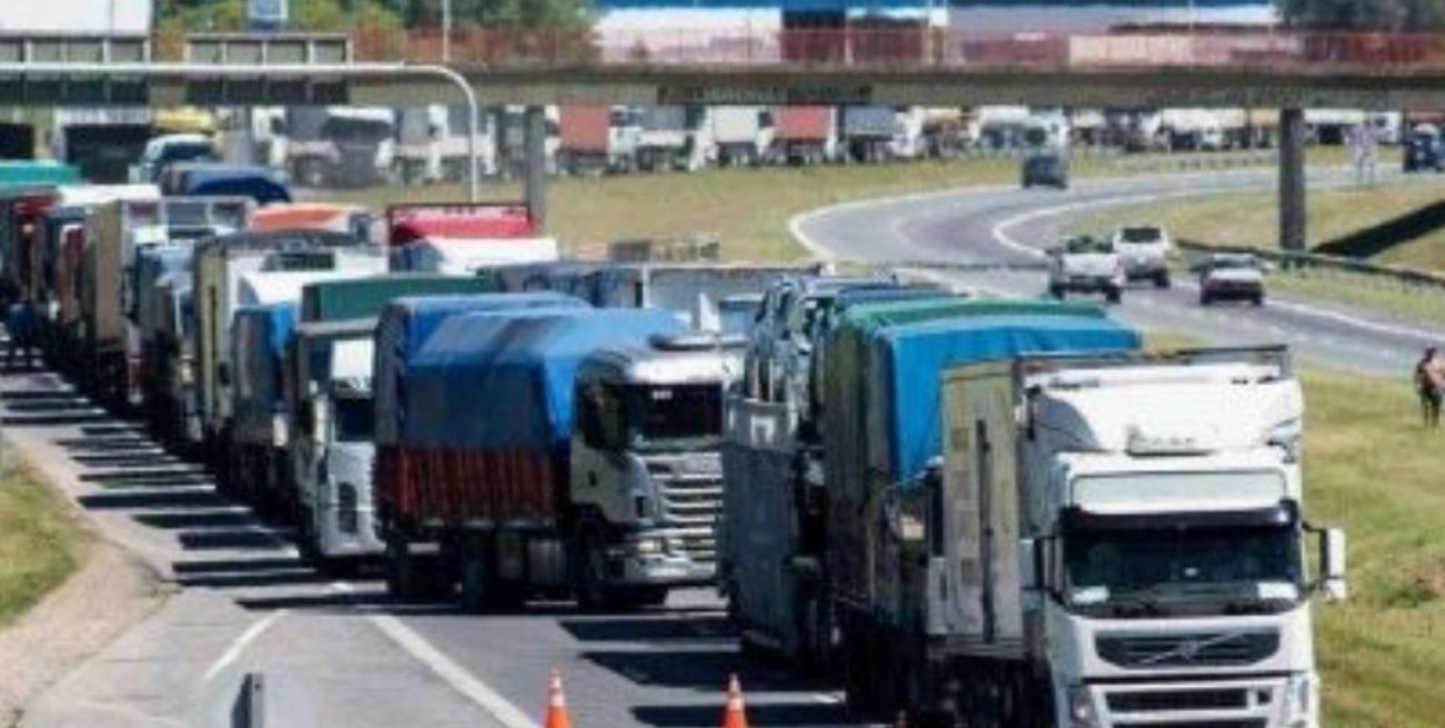Los transportes de carga piden que se flexibilicen las restricciones para pasar por las fronteras