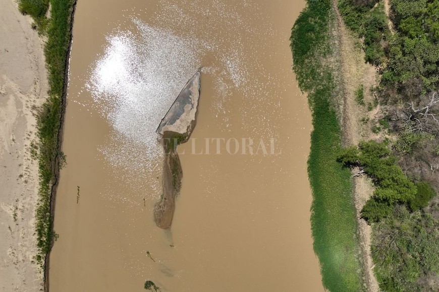 ELLITORAL_439843 |  Fernando Nicola Asoma. En el río Paraná, frente a la isla La Paciencia, aparece con la bajante el casco hundido.