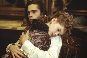 ELLITORAL_424030 |  Captura de pantalla Kirsten Dunst y Brad Pitt, en una escena de la adaptación cinmatográfica de  Entrevista con el vampiro  (1994)