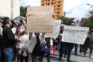 ELLITORAL_438509 |  EFE Manifestantes afines al Gobierno protestan para impedir que Áñez sea trasladada a un hospital.