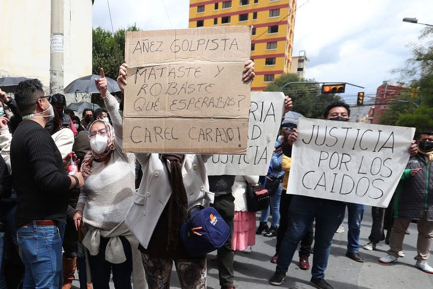 ELLITORAL_438509 |  EFE Manifestantes afines al Gobierno protestan para impedir que Áñez sea trasladada a un hospital.