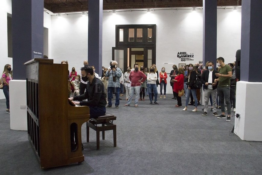 ELLITORAL_407912 |  Gentileza Prensa Municipalidad Los primeros acordes de  El Paraná en una zamba , en las manos de Bruno D?amato, llevaron la atención del público hacia el centro de la sala, donde el piano Leipzig que perteneció a Ariel Ramírez volvió a sonar después de mucho tiempo.