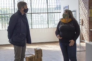 Gentileza Municipalidad de Santa Fe El mandatario con Valeria Frois, que obtuvo el 1° Premio Adquisición  Municipalidad de la Ciudad de Santa Fe  por su obra  Morada primitiva , un libro de artista.