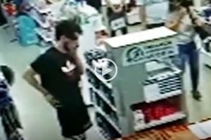 Captura digital Momento en el que el delincuente se esconde la mercadería.