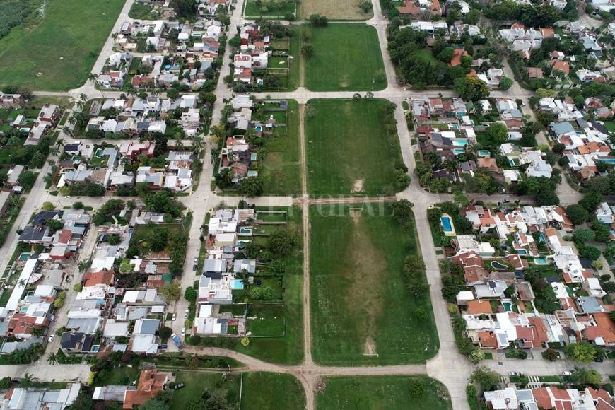 ELLITORAL_427060 |  Fernando Nicola (Drone) La zona. Los terrenos son una franja que se extiende desde la vía del FFCC al oeste hasta calle Riobamba al este.
