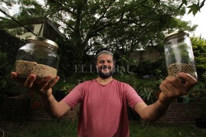 ELLITORAL_423631 |  Mauricio Garín Enfrascado. En su lucha por el cuidado del ambiente, el  Negro  aprovecha todo tipo de recipientes reutilizables.