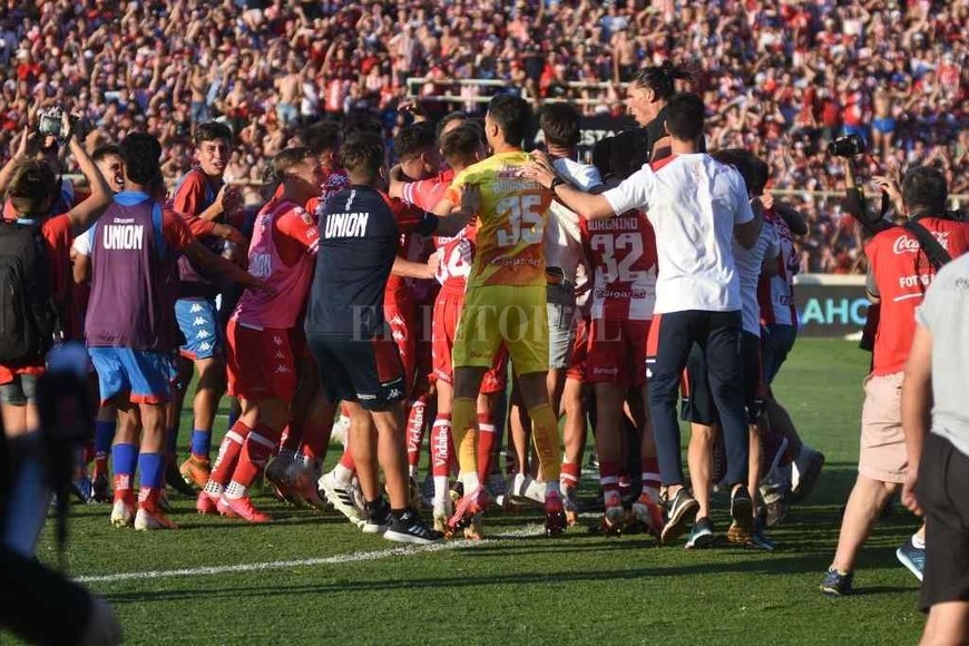ELLITORAL_424363 |  Manuel Fabatia El enloquecido festejo de los jugadores de Unión apenas terminado el partido. Se prolongó por varios minutos en el campo de juego y ante el delirio de su hinchada.