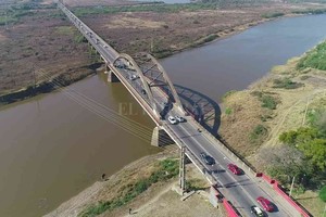 ELLITORAL_408927 |  Archivo El Litoral Actualmente, el puente carretero es la única vía transitable que une las ciudades de Santo Tomé con Santa Fe.