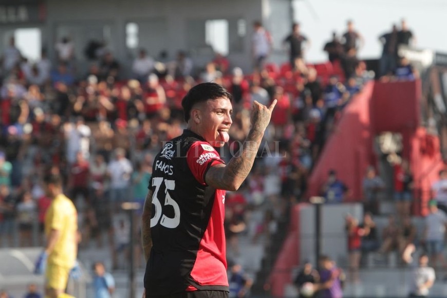 ELLITORAL_438534 |  Mauricio Garín La alegría en el gesto de Facundo Farías y su dedicatoria a la hinchada rojinegra ubicada detrás del arco donde convirtió el primer gol del equipo. El Patrón Bermúdez, integrante del Consejo de Fútbol de Boca, volvió a derrochar elogios hacia el juvenil sabalero.