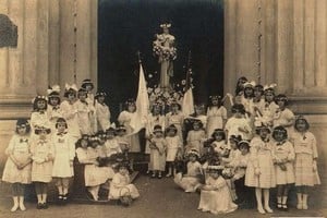 ELLITORAL_372629 |  Banco de Imágenes de Florian Paucke. Archivo General de la Provincia de Santa Fe. Procesión de Santa Rosa de Lima que parte desde el Convento de Santo Domingo en los primeros años del S XX.