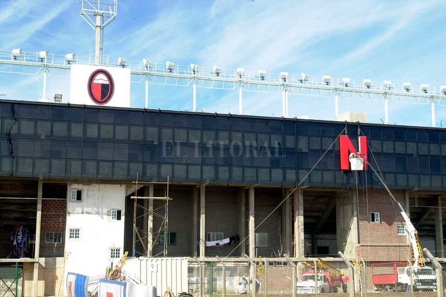 ELLITORAL_312659 |  Archivo El Litoral / Guillermo Di Salvatore Con las obras del 2001 aparecieron las letras corpóreas en el estadio