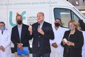 Flavio Raina El gobernador encabezó el acto de presentación del primer lote de cannabis medicinal de producción pública en el país, en el Laboratorio Industrial Farmacéutico.