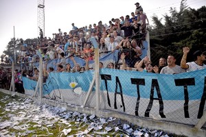 ELLITORAL_420273 |  Manuel Fabatía Fiesta total. Las hinchadas se hicieron sentir con bombos, redoblantes y bengalas que iluminaron la noche a la vera de la Laguna Setúbal. En cada uno de los tres goles, los simpatizantes deliraron al costado de la cancha a más no poder.