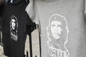 ELLITORAL_440176 |  Archivo El relato conforma el enraizado que asombra. El Che Guevara es -hoy- una camiseta fabricada en algún taller clandestino de tejidos que se vende en el mundo.