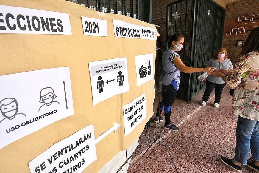 ELLITORAL_417922 |  Pablo Aguirre La figura del facilitador sanitario varió en cada establecimiento. En la mayoría de los casos, fue llevada a cabo por asistentes escolares, pero en otros fue asumida por docentes y directores. Según los protocolos vigentes, las tareas asignadas a este rol eran ordenar el ingreso de los votantes, constatar el uso de tapabocas y sanitizar las manos. Además, cada dos horas se debía ventilar, limpiar y desinfectar las aulas.