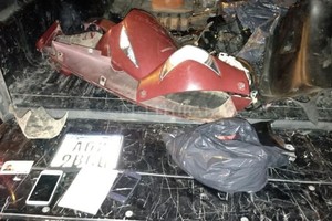 ELLITORAL_415594 |  El Litoral La moto y parte del material secuestrado a los sospechosos