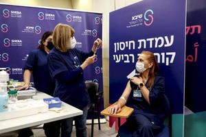 ELLITORAL_427727 |  Reuters Una médica recibe una cuarta dosis de la vacuna en Israel
