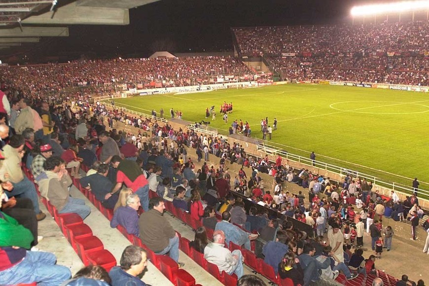 ELLITORAL_312663 |  Archivo El Litoral / Flavio Raina Colón recibió a Boca en la Copa Sudamericana 2003