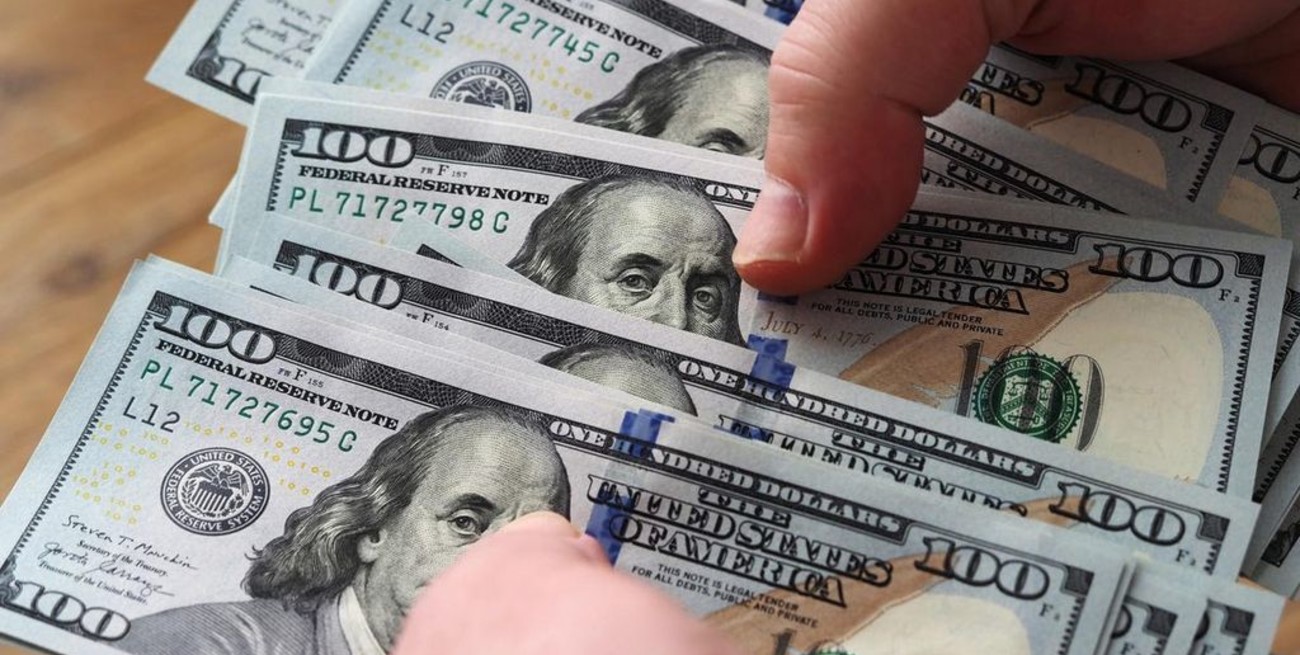 El dólar blue subió a $ 219,50 y marcó un nuevo récord