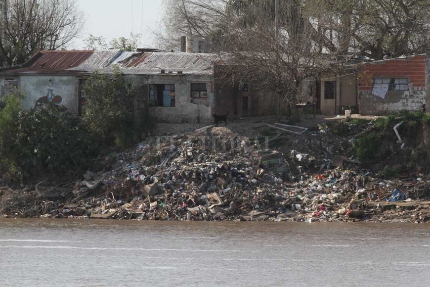 ELLITORAL_302646 |  Archivo El Litoral / Mauricio Garín Alto Verde. La barranca del distrito costera, invadida de residuos.