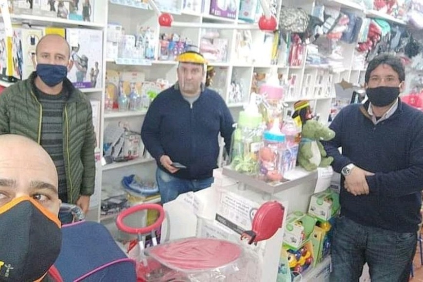 ELLITORAL_407334 |  Gentileza Clemente, junto al comercio. En la oportunidad con el Pte. del Ctro. Comercial, Juan Pablo Zamora y Sebastián Filippi acompañando y escuchando comerciante