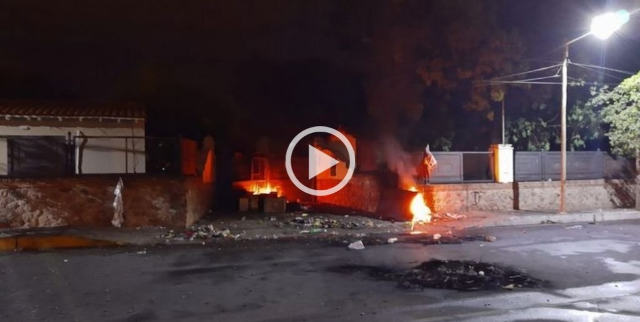 Video: prendieron fuego la puerta de la residencia del gobernador de La Rioja