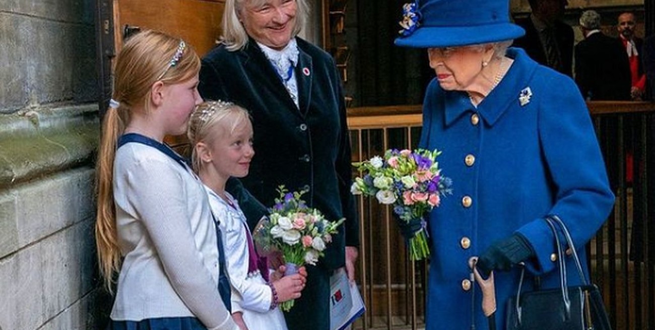 Reino Unido: la reina Isabel II se mostró con bastón, por primera vez en 17 años